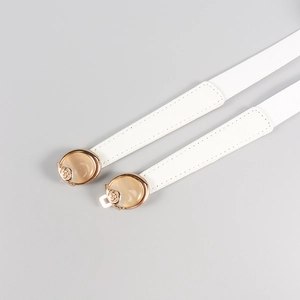 Detail von weißen elastischen Taillengürteln mit goldenen Rosenschnallen und Opal