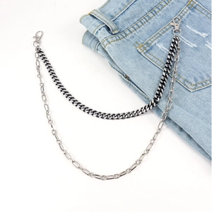 Détail de la chaîne de pantalon punk double couche avec fermoirs mousqueton sur jean