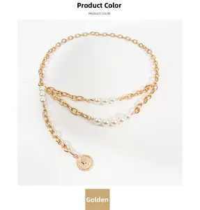 Détail de la ceinture chaîne dorée double couche avec perles et pendentif pièce