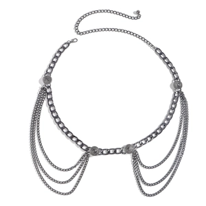 Détail de la chaîne de taille punk avec boucles en relief tête de lion et franges à étages