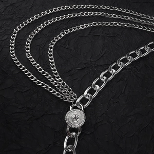 Détail de la chaîne de taille punk argentée multicouche avec pendentif pièce et mailles
