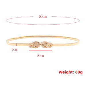 Détail d'une ceinture chaîne en métal doré élastique avec boucle de 8cm et largeur 1cm