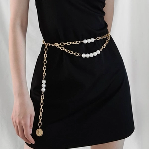 Détail de la chaîne de taille dorée à plusieurs rangs avec perles et pendentif de pièce