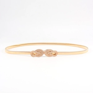 Détail de la boucle infinie torsadée en métal doré sur une ceinture élastique fine