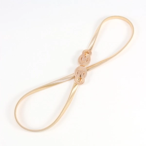 Détail de la chaîne de taille élastique dorée avec boucle à nœud pour un style élégant