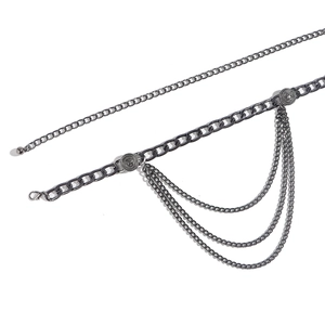 Détail de la chaîne de taille punk multicouche avec pièces et pompons en gris anthracite