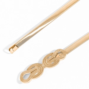 Détail d'une ceinture dorée à ressort métallique avec boucle tressée texturée élégante