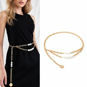 Chaîne de taille dorée à deux rangs avec perles et pendentif pièce sur robe