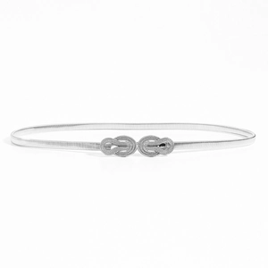 Détail de ceinture élastique argentée avec boucle en forme de nœud infini et texture