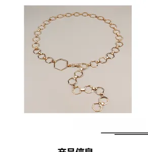Détails des maillons métalliques hexagonaux dorés d'une chaîne de taille avec fermoir