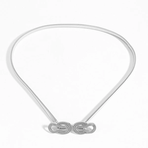 Détail de la ceinture chaîne élastique argentée avec boucle en nœud infini tissé