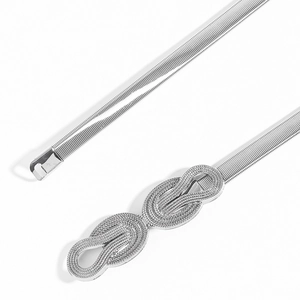 Détail de la ceinture chaîne serpent argentée avec boucle texturée à double nœud