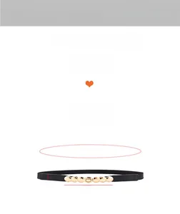 Détail de la ceinture élastique noire pour femme avec boucle décorative en perles dorées