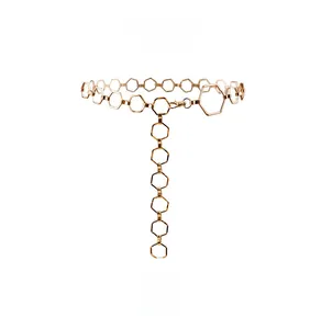 Détail de la chaîne de taille dorée à maillons hexagonaux avec fermoir mousqueton