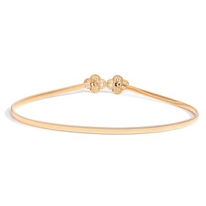 Détail de la ceinture dorée élastique avec boucle design fleur au style vintage