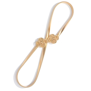 Détail d'une chaîne de taille dorée élastique avec boucle florale tissée symétrique