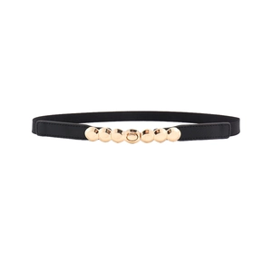 Détail d'une ceinture élastique noire dotée d'une boucle en métal doré poli élégante