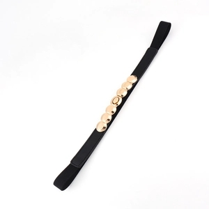 Détail d'une ceinture élastique noire ornée de sept plaques rondes en métal doré