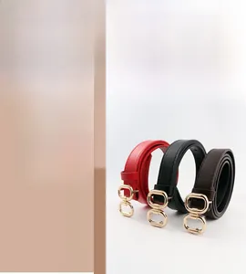 Détail de ceintures fines pour femmes en rouge, noir et marron avec boucles doubles dorées