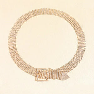 Détail d'une ceinture punk à 10 rangées de strass avec boucle de luxe en or champagne et maille