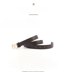 Détail d'une fine ceinture en cuir marron foncé avec une boucle classique en métal doré