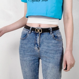 Détail de la ceinture en cuir noir avec boucle à double anneau doré pour robe et jean