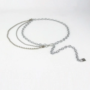 Drelagige silberne Metall-Taillenkette mit Perlengliedern und einem Schloss-Anhänger