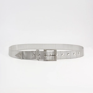 Detail de la ceinture punk en maille argentee avec boucle en strass et oeillets metalliques