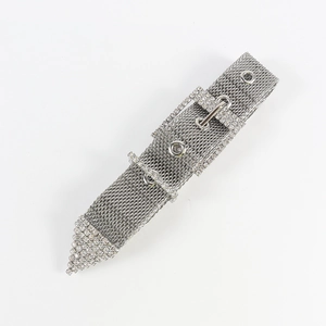 Détail de la boucle de ceinture punk en maille avec strass blancs et œillets métalliques