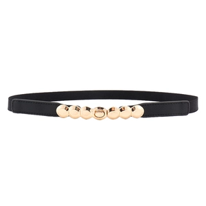 Ceinture élastique noire pour femme avec boucle métallique dorée élégante sur fond blanc