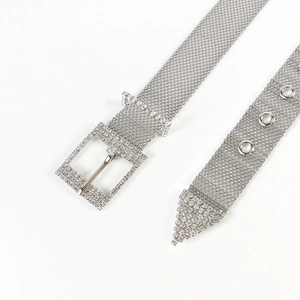 Ceinture punk en maille argentée avec boucle et embout en strass pour tenue en jean