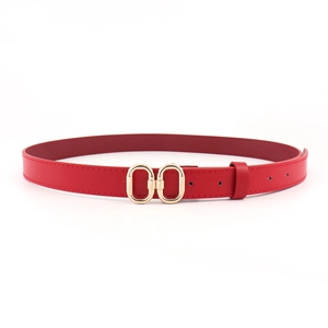 Détail d'une fine ceinture en cuir rouge avec boucle double en métal doré pour femme