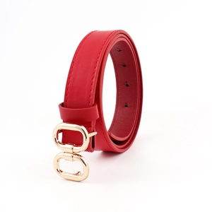 Vue détaillée de la ceinture en cuir rouge avec boucle dorée double et surpiqûres