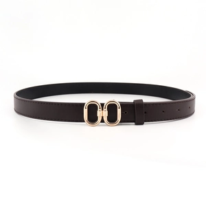 Détail d'une ceinture en cuir café foncé avec une élégante boucle dorée à double anneau ovale