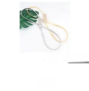 Détail de ceintures élégantes en chaîne serpent or et argent avec boucles évidées