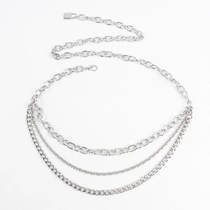 Detailansicht einer dreilagigen silbernen Metall-Taillenkette mit Karabinerverschluss