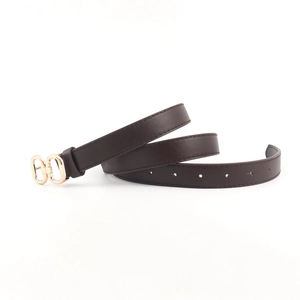 Vue détaillée de la ceinture fine en cuir marron foncé avec boucle dorée à double anneau