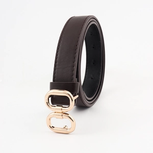 Détail de la ceinture en cuir marron foncé avec couture fine et boucle dorée double