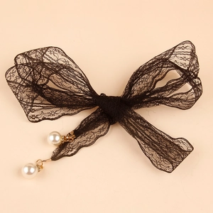 Elegante cinturón de encaje negro con colgantes de perlas y acentos de cristal fino
