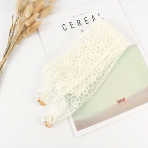 Ceinture de taille élégante en dentelle florale blanche avec perles et clips dorés