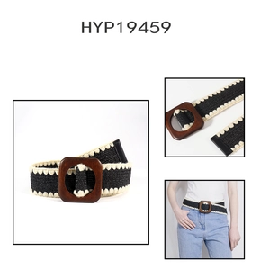 Détail d'une ceinture bohème tressée avec boucle en bois et bordures en dentelle crème