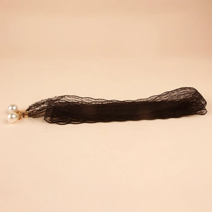Detalle de cinturón de encaje negro con perlas elegantes y herrajes en color oro