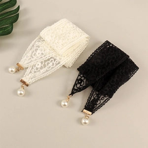 Détail de ceintures en dentelle noire et crème ornées de perles élégantes pour robe