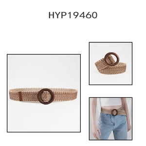 Détail d'une ceinture bohème tressée avec boucle ronde en bois et texture de paille