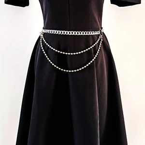 Chaîne de taille multicouche argentée avec perles rondes et ceinture à maillons plats sur robe