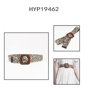 Détail de ceinture tressée avec boucle en bois carrée sur une robe d'été blanche