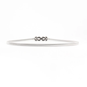 Détail d'une chaîne de taille élastique argentée élégante avec boucle en métal minimaliste