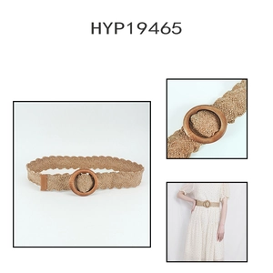 Détails de la ceinture tressée bohème en paille naturelle avec une boucle en bois ronde