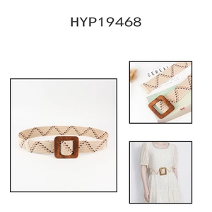 Détail d'une ceinture tressée beige avec boucle carrée en bois et motif ondulé