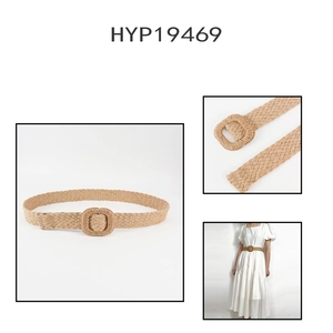 Détail d'une ceinture tressée en paille kaki avec texture naturelle et boucle carrée
